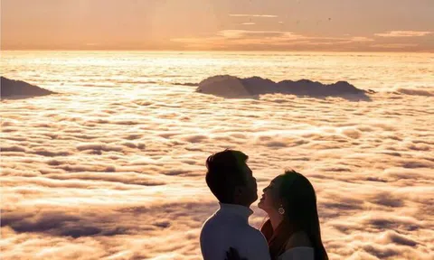 Nhiều cặp đôi đổ xô lên Sa Pa săn mây, đỉnh Fansipan đẹp tựa chốn 'bồng lai tiên cảnh'